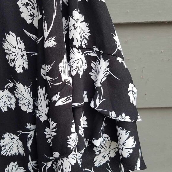 Premise Woman Black White Floral V Neck Blouse Bell Sleeves size 1X - Picture 7 of 11